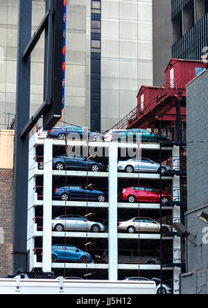 Auto Stapel Parken in New York ist platzsparend aber kann länger dauern, bis Ihr Fahrzeug abrufen Stockfoto