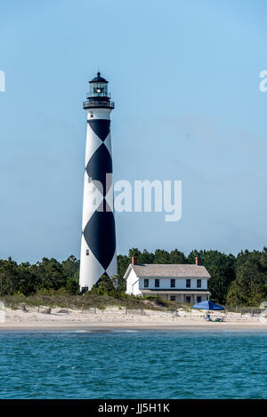 Cape Lookout Leuchtturm w / Lighthouse Keepers Haus und Strand auf Harkers Island, Crystal Coast, North Carolina, südlichen Outer Banks Stockfoto