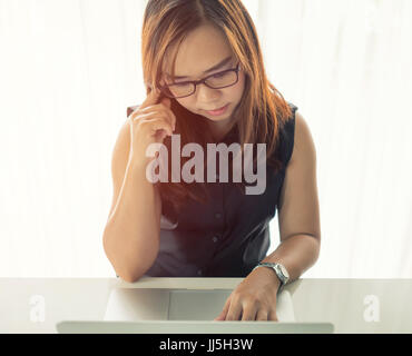 Frau Arbeiten am Laptop im Büro Stockfoto