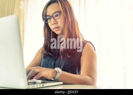 Frau Arbeiten am Laptop im Büro Stockfoto