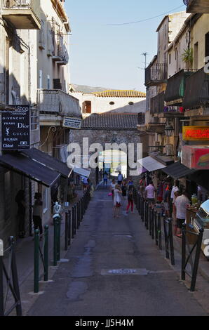 Portovecchio, fr-Juni 23,2017 - Blick auf die Zitadelle von Porto Vecchio in Korsika Porto Vecchio ist ein bekannter Urlaubsort. Stockfoto