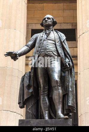 Statue von George Washington vor der Federal Hall National Memorial in New York wurde von John Quincy Adams Ward erstellt und im Jahre 1883 errichtet. Die buil Stockfoto