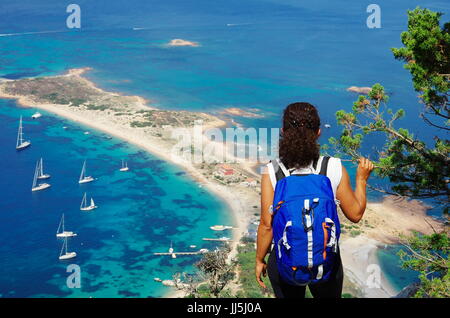 Weibliche Wanderer (junge Erwachsene) auf dem Weg zum Gipfel des Tavolara, Lookng hinunter in Richtung Meer. Stockfoto