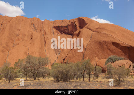 Uluru, (Ayers Rock), schließen Sie die Aussicht auf die verschiedenen Bereiche rund um Uluru, Steingarten, Wasserstellen, Pfade, Felsen, Höhlen, Wasserfall Wanderwege, Vegetation ich Stockfoto