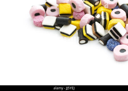 Gemischte Lakritz-Bonbons isoliert auf weißem Hintergrund. Stockfoto