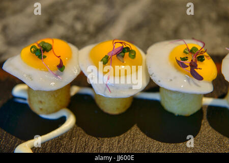 Huevos Rotos gebrochen Wachteleier mit Piquillo Paprika und Sobrassada, Bangkok, Thailand Stockfoto