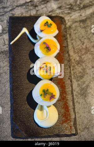 Huevos Rotos gebrochen Wachteleier mit Piquillo Paprika und Sobrassada, Bangkok, Thailand Stockfoto