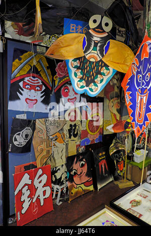 Exponate in der Kite-Museum (Tako kein Hakubutsukan) im Stadtteil Nihonbashi von Tokio. Das Museum befindet sich im 5. Stock des Taimeiken Restaurant. Stockfoto