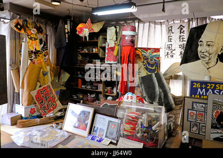 Exponate in der Kite-Museum (Tako kein Hakubutsukan) im Stadtteil Nihonbashi von Tokio. Das Museum befindet sich im 5. Stock des Taimeiken Restaurant. Stockfoto