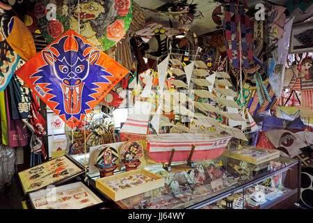 Exponate in der Kite-Museum (Tako kein Hakubutsukan) im Stadtteil Nihonbashi von Tokio. Das Museum befindet sich im 5. Stock des Taimeiken Restaurant. Stockfoto