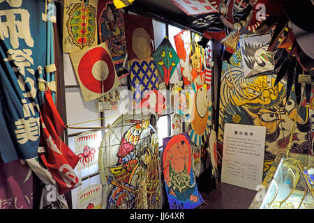 Exponate in der Kite-Museum (Tako kein Hakubutsukan) im Stadtteil Nihonbashi von Tokio. Das Museum befindet sich im 5. Stock des Taimeiken Restaurant. Stockfoto