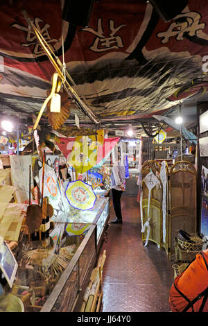 Exponate in der Kite-Museum (Tako kein Hakubutsukan) im Stadtteil Nihonbashi von Tokio. Das Museum befindet sich im 5. Stock des Taimeiken Restaurant. Stockfoto