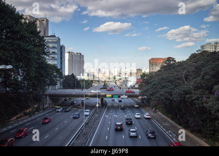 Stadtbild von oben Autobahn 23. Mai im Stadtteil Liberdade, Sao Paulo Brasilien. Stockfoto