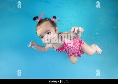 Kleines Mädchen im Badeanzug, Dusche, Tropfen Wasser fallen an einem