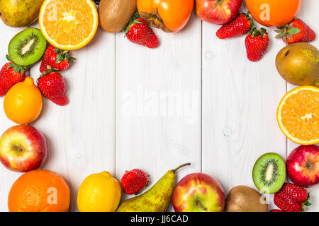 Früchte und Beeren Frame auf weißem Hintergrund aus Holz. Kopieren Sie Raum. Stockfoto