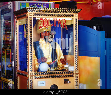 Zoltar Wahrsagerei Maschine in eine Spielhalle in Lyme Regis, UK Stockfoto