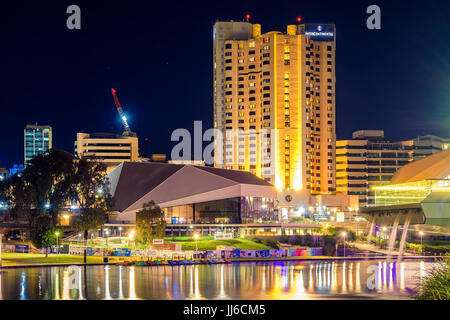 Adelaide, Australien - 16. April 2017: InterContinental Hotel in Adelaide CBD beleuchtet in der Nacht über Torrens River angesehen Stockfoto