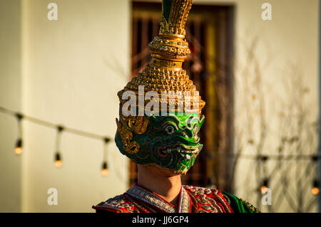 Traditionelle thai Folk-Tänzerin in vollen Kostümen in Thailand während Songkran Festival Stockfoto