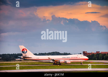 Eine Boeing 747 China Cargo Airlines Jet Rollen in der Dämmerung unter einem bunten Himmel am Atlanta International Airport in Atlanta, Georgia, USA. Stockfoto