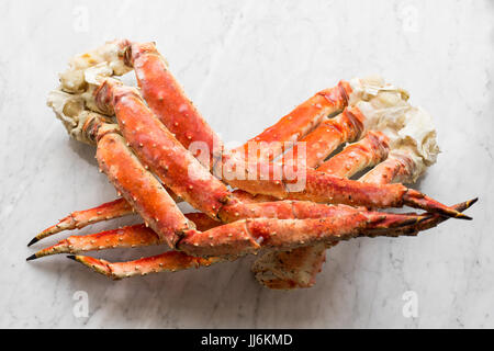 Snow Crab Legs auf hellem Marmor. Selektiven Fokus. Stockfoto