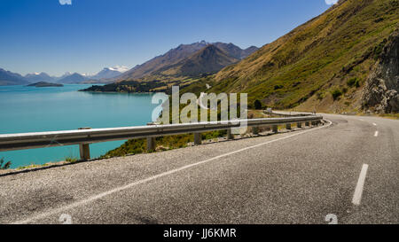 Die Straße entlang den Ufern des Lake Wakatipu, Glenorchy von Queenstown, Neuseeland