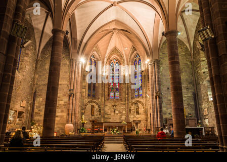 Innenansicht der Eglise Notre-Dame du Bout du Pont. Saint-Jean-Pied-de-Port ist der Ausgangspunkt für den Camino Frances de Santiago de Compostela. Stockfoto