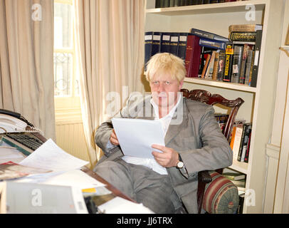 Boris Johnson konservativer Premierminister, Herausgeber des Magazins Spectator, fotografiert im Büro des Magazins Spectator im Jahr 2003, Westminster, London, England. Stockfoto