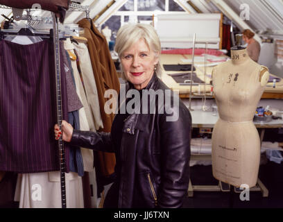 Betty Jackson CBE, englische Modedesignerin am 14. Januar 2004 in ihrem Londoner Studio fotografiert. Stockfoto