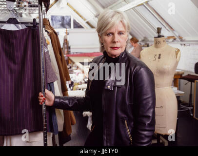 Betty Jackson CBE, englische Modedesignerin am 14. Januar 2004 in ihrem Londoner Studio fotografiert. Stockfoto