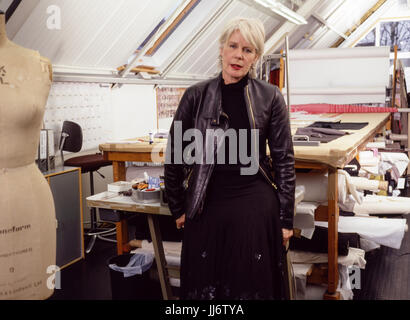 Betty Jackson CBE, englische Modedesignerin am 14. Januar 2004 in ihrem Londoner Studio fotografiert. Stockfoto