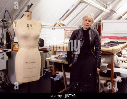 Betty Jackson CBE, englische Modedesignerin am 14. Januar 2004 in ihrem Londoner Studio fotografiert. Stockfoto