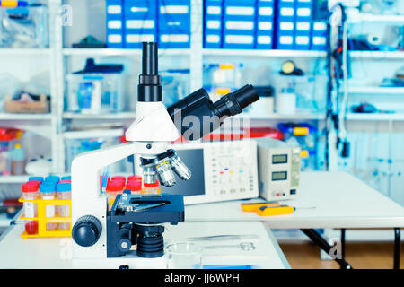 Mikroskop im Labor Interieur Stockfoto