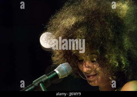 Cartagena, Spanien. 17. Juli 2017. US-amerikanische Sängerin, live Kandance Federn beim La Mar de Músicas Festival. Bildnachweis: Abel F. Ros/Pacific Press/Alamy Live-Nachrichten Stockfoto