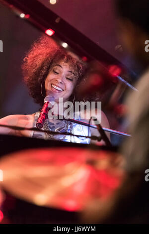 Cartagena, Spanien. 17. Juli 2017. US-amerikanische Sängerin, live Kandance Federn beim La Mar de Músicas Festival. Bildnachweis: Abel F. Ros/Pacific Press/Alamy Live-Nachrichten Stockfoto