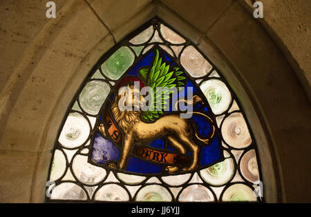 Der Löwe von San Marco, die der Evangelist Markus, dargestellt in Form eines geflügelten Löwen. Glasmalerei an Hammond Castle, in Gloucester, MA Stockfoto
