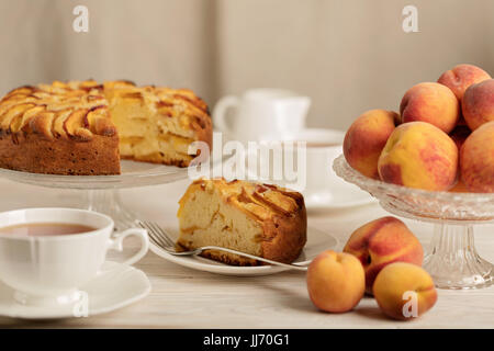 Hausgemachte leckere aromatischer Pfirsich Torte. Selektiven Fokus. Stockfoto