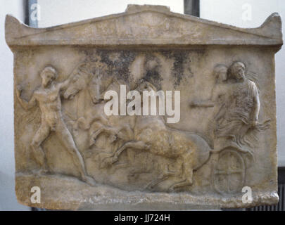 Marmor-Votiv Relief, in Neon Faliron, Attika ca. 410 v. Chr. gefunden. Relief: Die Entführung von der Nymphe Basile vom Helden Echelos. Hermes, eine bemalte Schleudertrauma in diesem rechten Hand haltend führt die Charriot mit dem Paar.  Nationales Archäologisches Museum. Athen. Griechenland. Stockfoto