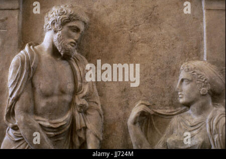 Griechen. Klassische Periode. Funerary Stele für Ktesilaos und Theano, ca. 370 v. Chr.. Ein reifer Mann schaut sorgenvoll eine Frau, die auf einem Stuhl sitzt. Relief. Marmor. Athen. Nationales Archäologisches Museum. Athen. Griechenland. Stockfoto