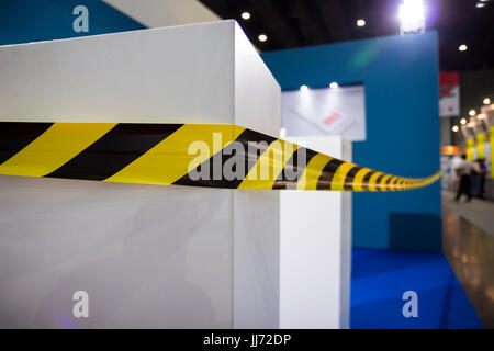 Absperrband für kein Eintrag bei einer exhibition.do nicht kreuzen Bänder.; Gelb-schwarze Gefahr Bänder; Stockfoto