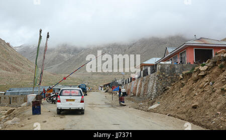 Ladakh, Indien - 18. Juli 2015. Fahrzeuge zu stoppen an einem Kontrollpunkt in Leh, Ladakh, Indien. Ladakh ist das höchste Plateau im Bundesstaat Bihar & mit Stockfoto