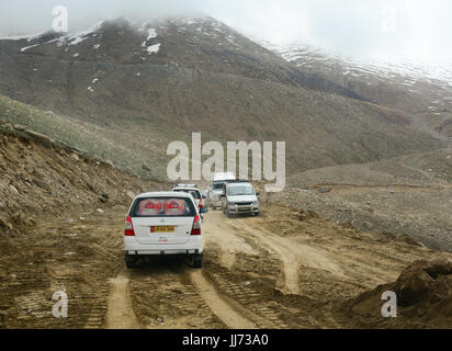 Ladakh, Indien - 18. Juli 2015. Viele Autos auf gefährliche Bergstraße in Leh, Ladakh, Indien. Ladakh ist das höchste Plateau im Bundesstaat Jammu & Kashmi Stockfoto