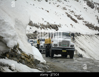 Ladakh, Indien - 18. Juli 2015. LKW laufen auf gefährliche Bergstraße in Leh, Ladakh, Indien. Ladakh ist das höchste Plateau im Bundesstaat Jammu & Kashm Stockfoto