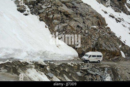 Ladakh, Indien - 18. Juli 2015. Ein Tourist Auto läuft auf gefährliche Bergstraße in Leh, Ladakh, Indien. Ladakh ist das höchste Plateau im Bundesstaat Jammu Stockfoto