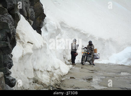 Ladakh, Indien - 18. Juli 2015. Menschen mit Motorrad auf gefährliche Bergstraße in Leh, Ladakh, Indien. Ladakh ist das höchste Plateau im Bundesstaat J Stockfoto