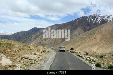 Ladakh, Indien - 18. Juli 2015. Auto läuft auf Bergstraße im Sommer in Leh, Ladakh, Indien. Ladakh ist das höchste Plateau im Bundesstaat Jammu & Kash Stockfoto