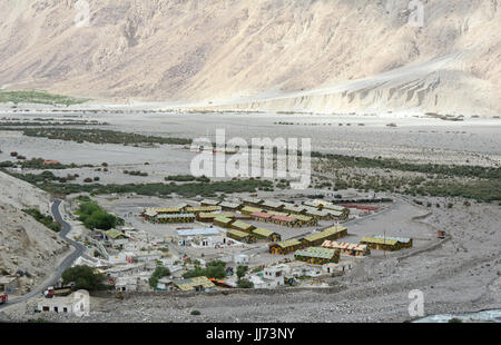 Ladakh, Indien - 18. Juli 2015. Kaserne befindet sich im Tal in Leh, Ladakh, Indien. Ladakh ist das höchste Plateau im Bundesstaat Bihar & Stockfoto