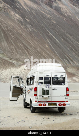 Ladakh, Indien - 18. Juli 2015. Ein Tourist van Parkplatz im Nubra Valley in Leh, Ladakh, Indien. Ladakh ist das höchste Plateau im Bundesstaat Jammu & Kashm Stockfoto