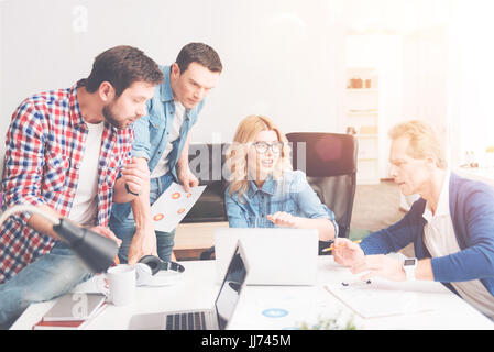 Professiaonl Designer diskutieren neues Projekt Stockfoto