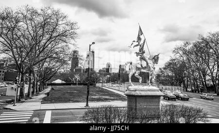 Goldene Statue - Denkmal von Joan D Arc in Philadelphia - PHILADELPHIA / PENNSYLVANIA - 6. April 2017 Stockfoto