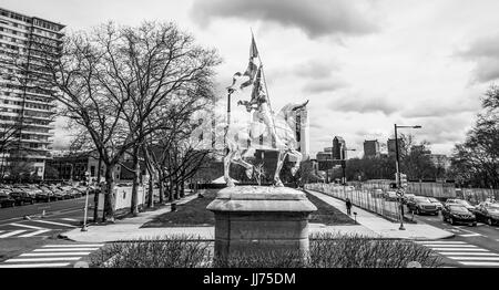 Goldene Statue - Denkmal von Joan D Arc in Philadelphia - PHILADELPHIA / PENNSYLVANIA - 6. April 2017 Stockfoto